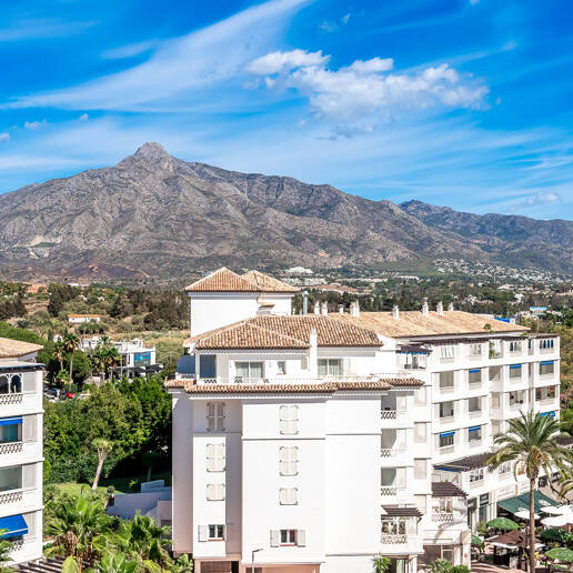 Penthouse in the Center of Puerto Banús with Mountain Views