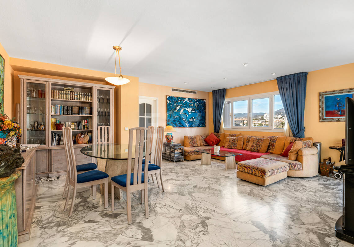 Penthouse w centrum Puerto Banús z widokiem na góry