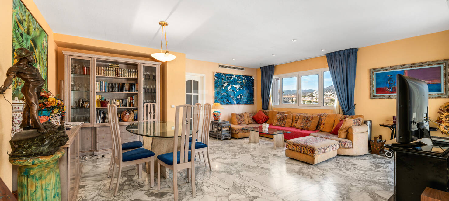 Penthouse in the Center of Puerto Banús with Mountain Views