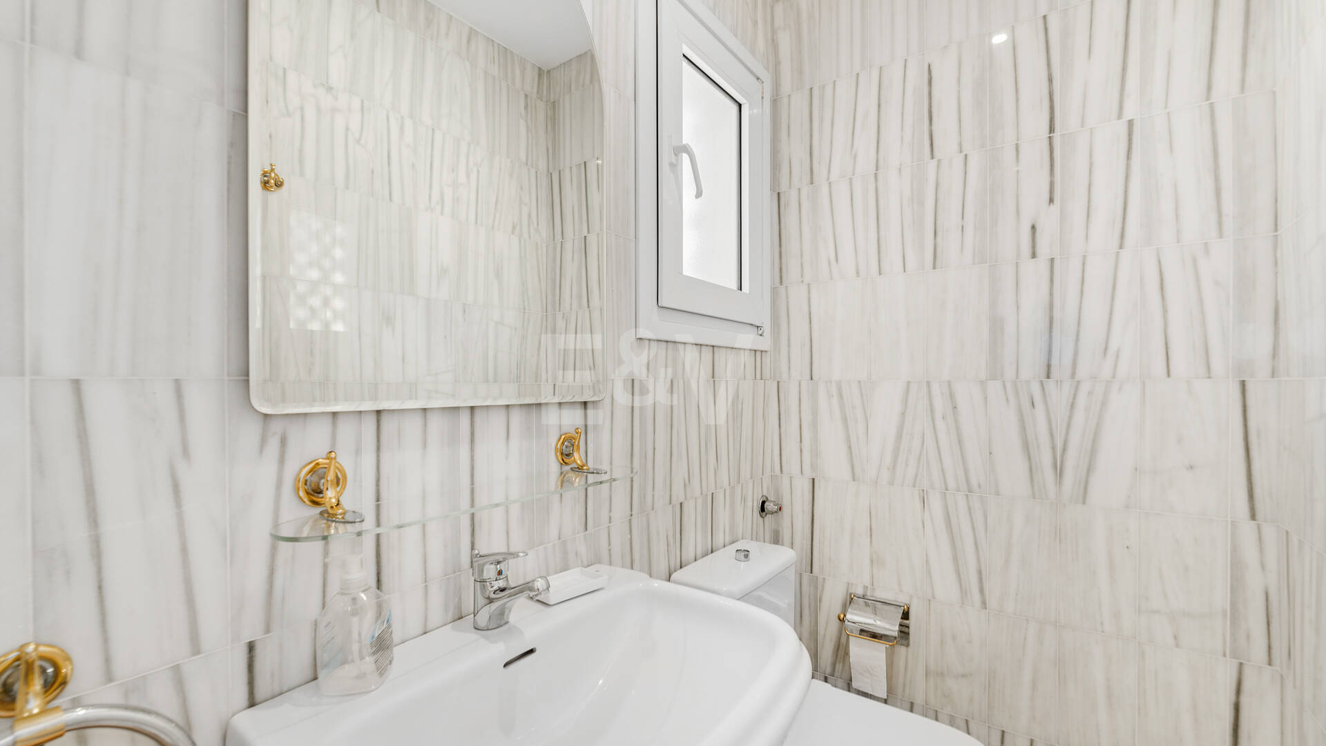 Ático en el centro de Puerto Banús con vistas a la montaña