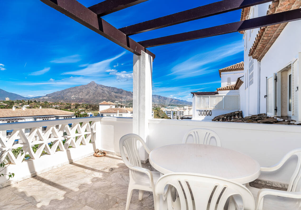Penthouse w centrum Puerto Banús z widokiem na góry