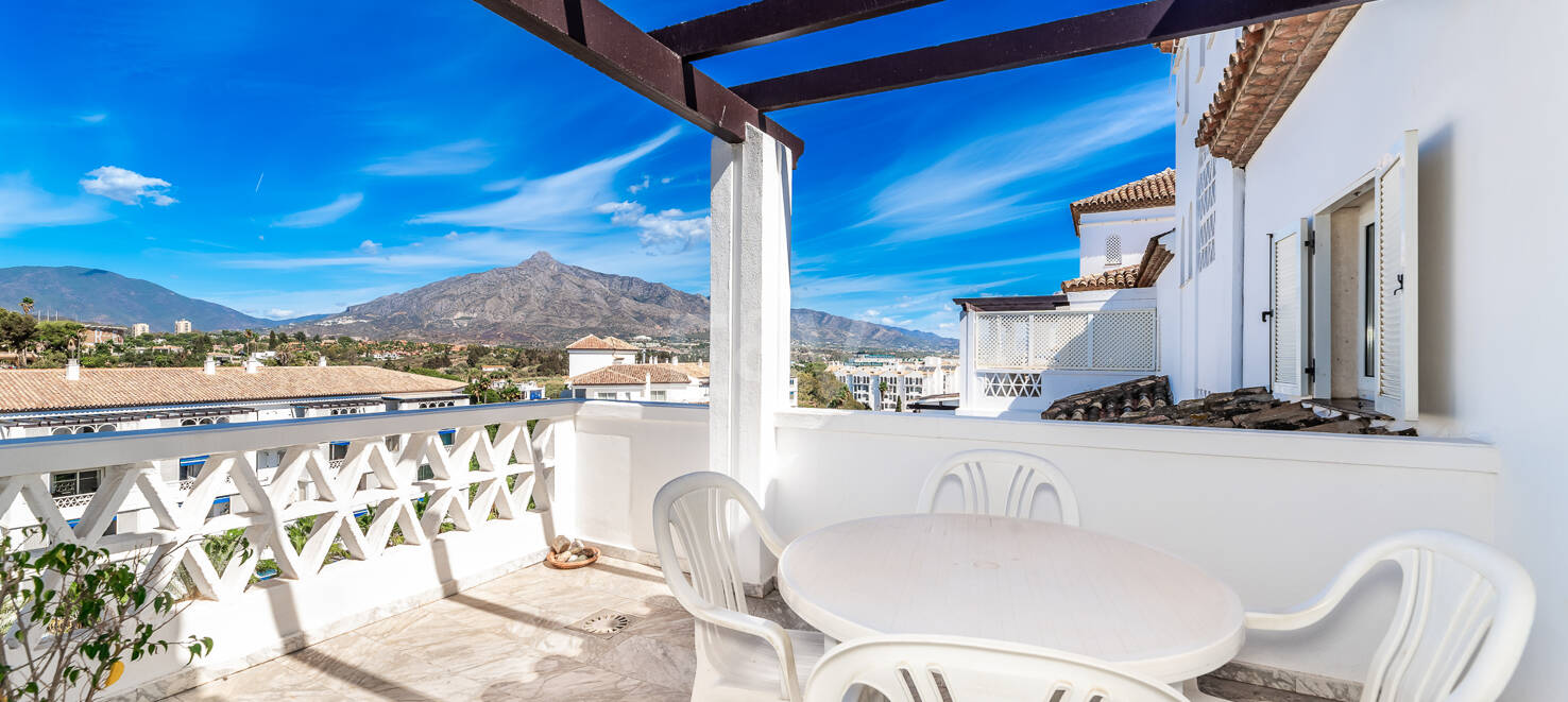 Penthouse in the Center of Puerto Banús with Mountain Views