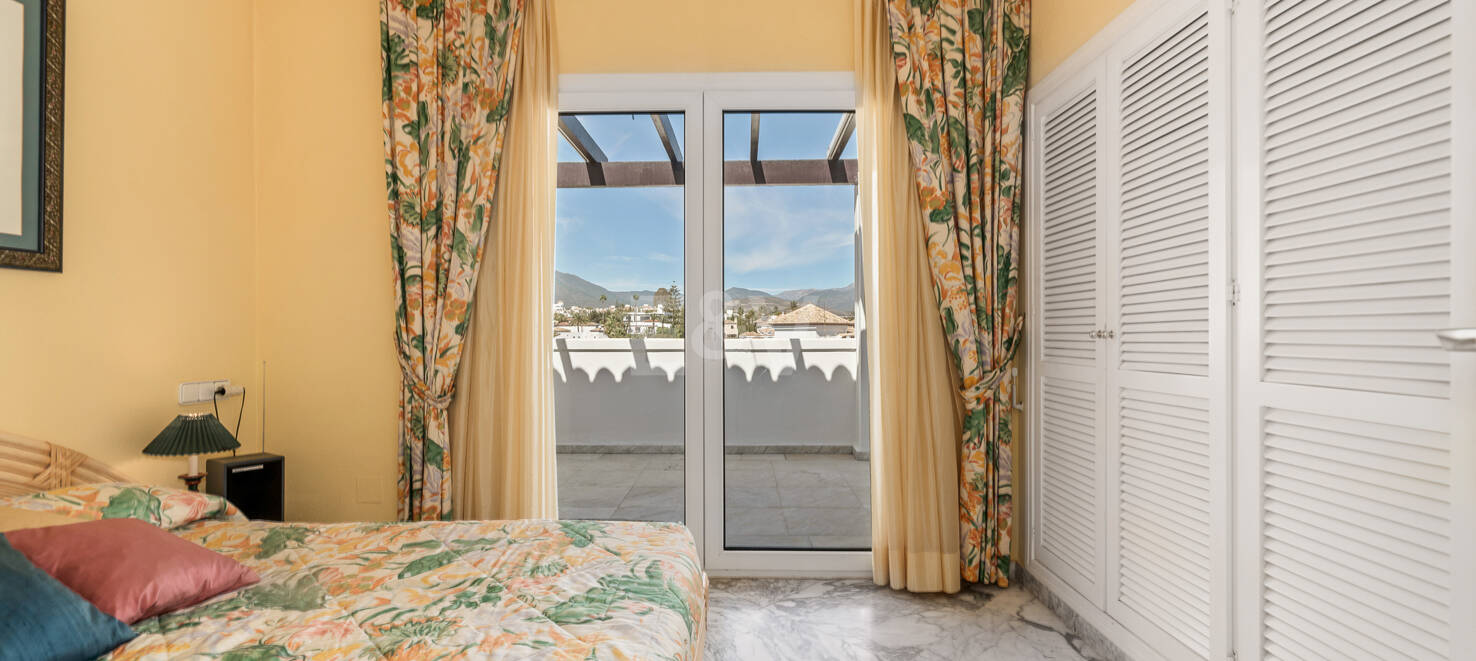 Penthouse in the Center of Puerto Banús with Mountain Views