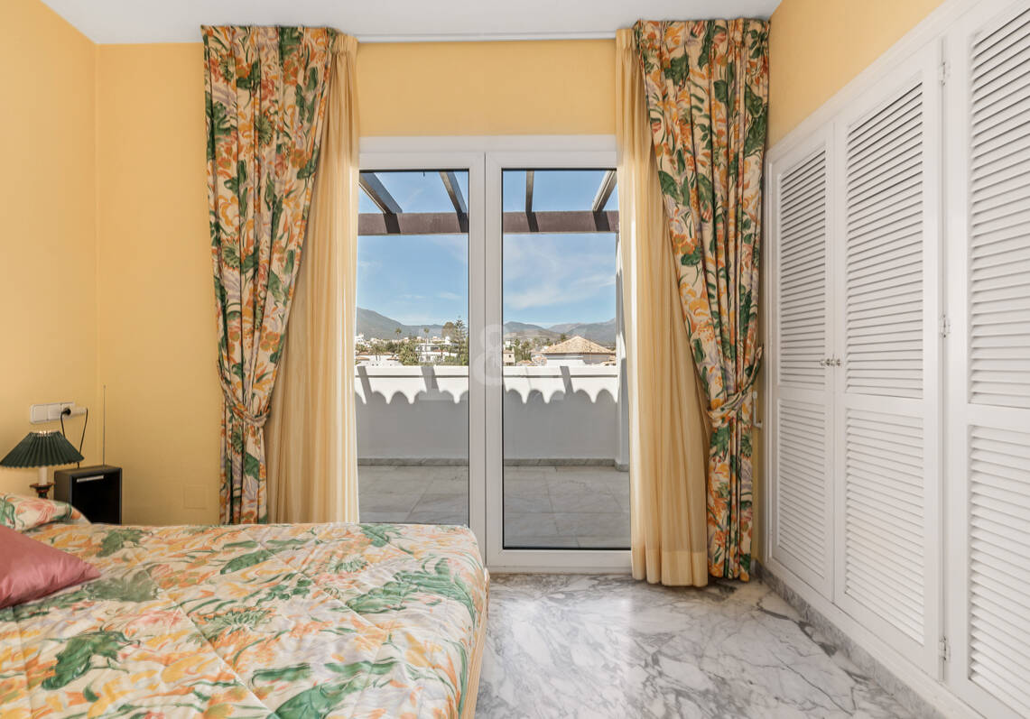 Penthouse w centrum Puerto Banús z widokiem na góry