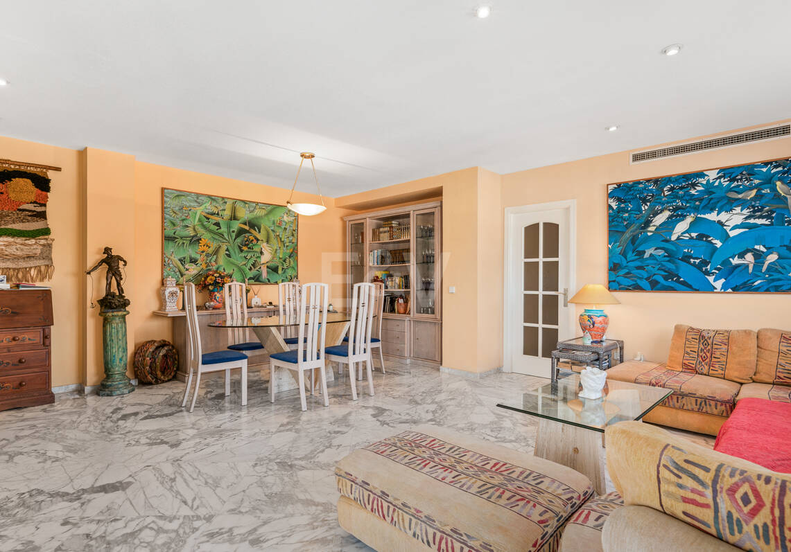 Penthouse w centrum Puerto Banús z widokiem na góry