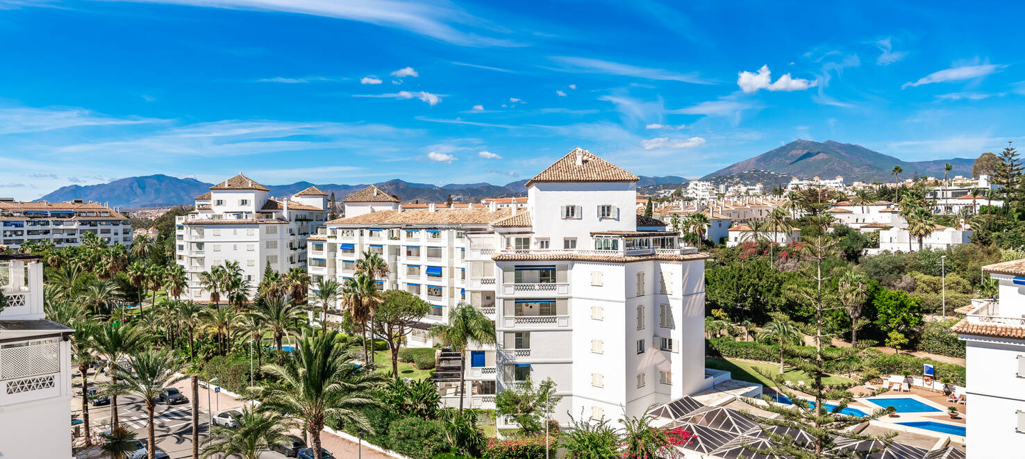Penthouse in the Center of Puerto Banús with Mountain Views