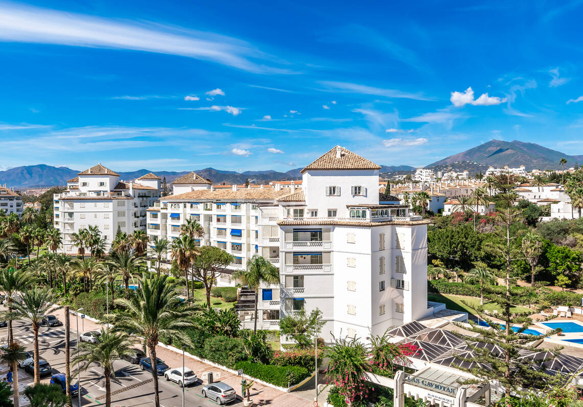 Penthouse w centrum Puerto Banús z widokiem na góry