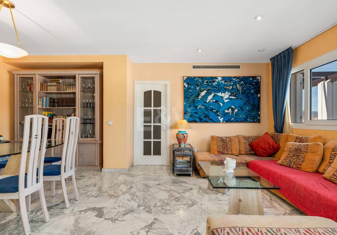 Penthouse w centrum Puerto Banús z widokiem na góry