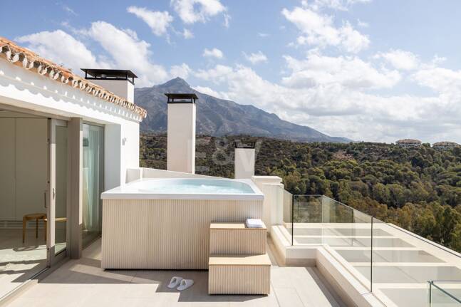 Penthouse duplex de luxe exclusif avec vue panoramique spectaculaire à Aloha.