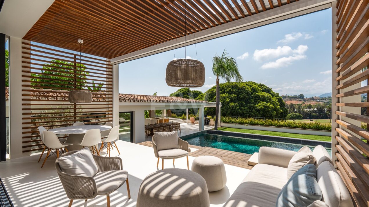 Luxury Villa in Nueva Andalucía's Exclusive Golf Valley