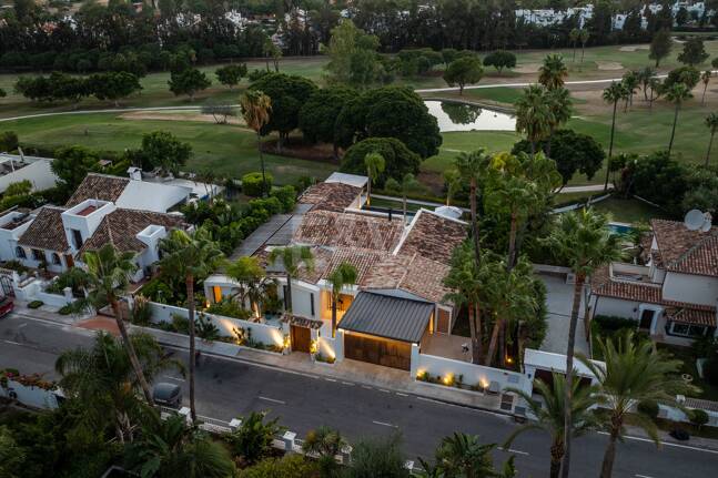 Luxusvilla im exklusiven Los Naranjos Golf Valley von Nueva Andalucía