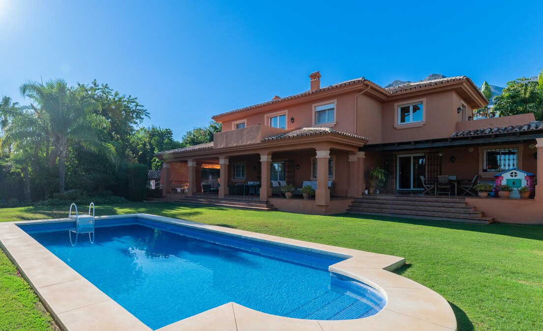 Schön gepflegte Villa in Marbella Center mit Meerblick