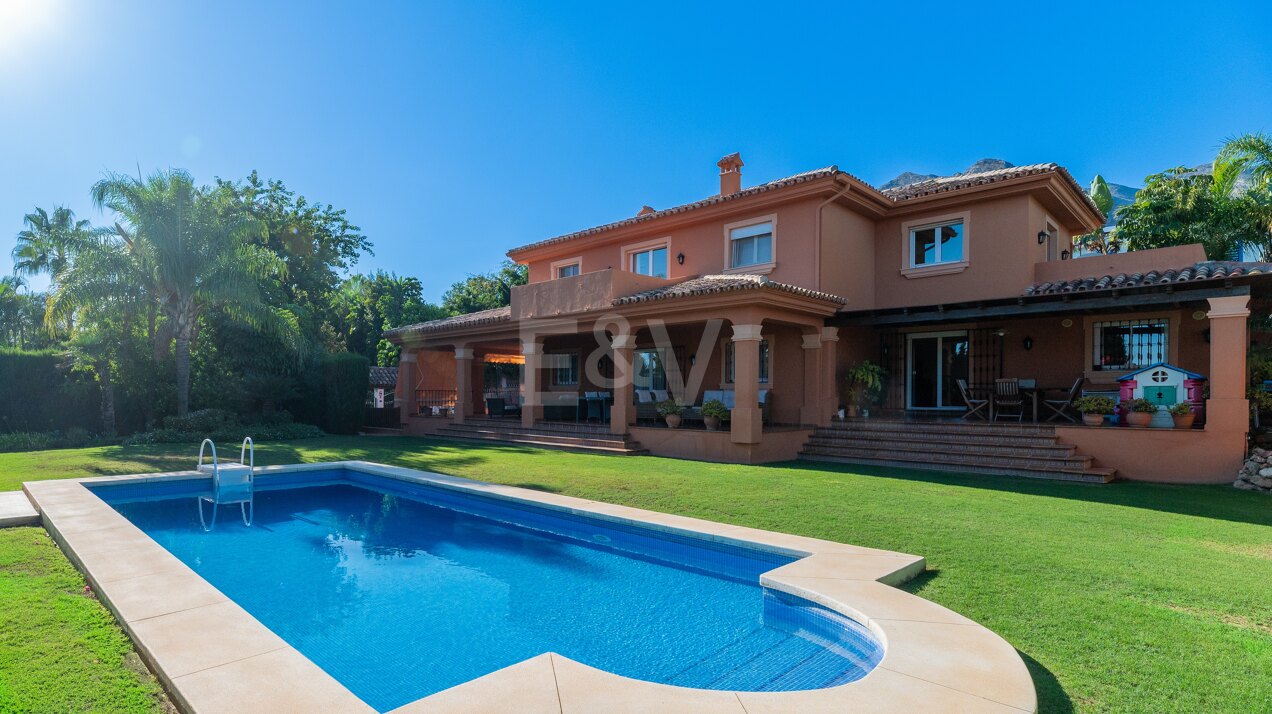 Beautifully Maintained villa in Marbella Center with Sea Views