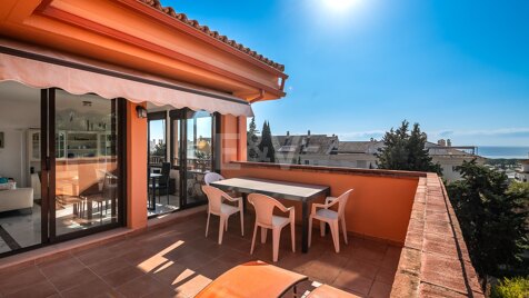 Bright penthouse with sea views steps from the beach