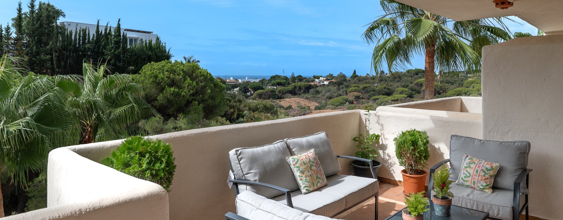 Magnifico apartamento de 2 habitaciones en Elviria con vistas al mar en un entorno tranquilo