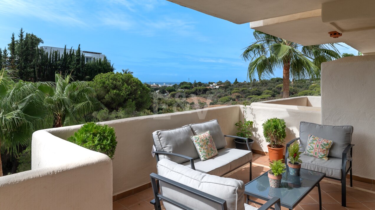 2-bed Elviria apartment with sea views and peaceful surroundings