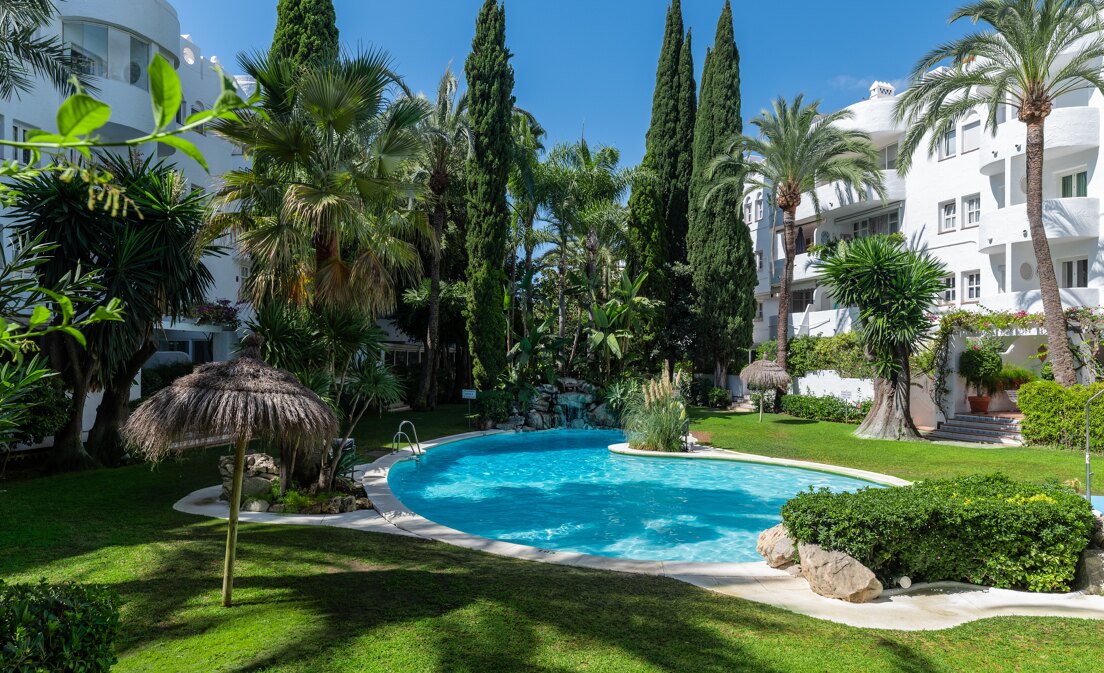 Charming Penthouse in Marbella Real with Rooftop Terrace and Sea Views