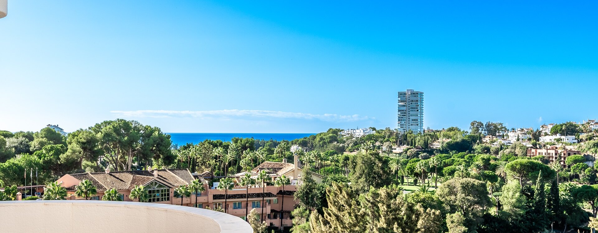 Encantador ático de 2 dormitorios con vistas al mar y al golf en Rio Real