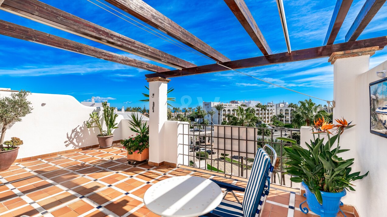 Elegante Ático Dúplex con Vistas Abiertas en Segunda Línea de Playa en Puerto Banús