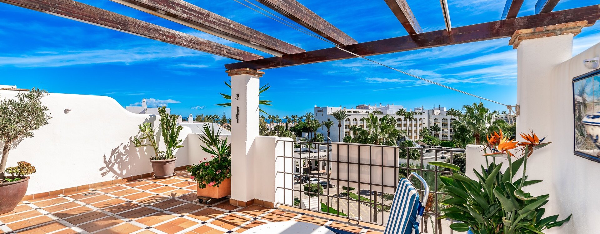 Elegantes Duplex-Penthouse mit Weitblick in zweiter Strandlinie in Puerto Banús