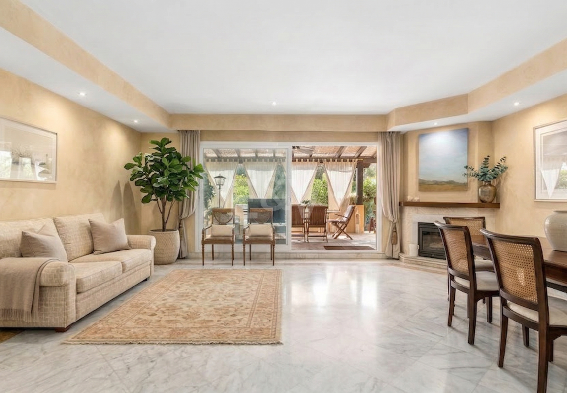 Przestronne Townhouse Blisko plaży z prywatnym basenem w Lomas de Puente Romano