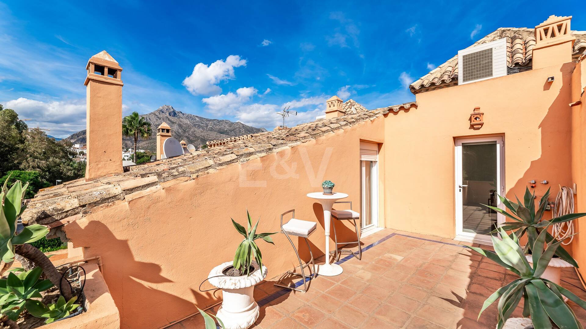 Spacieuse maison de ville près de la BEach avec piscine privée