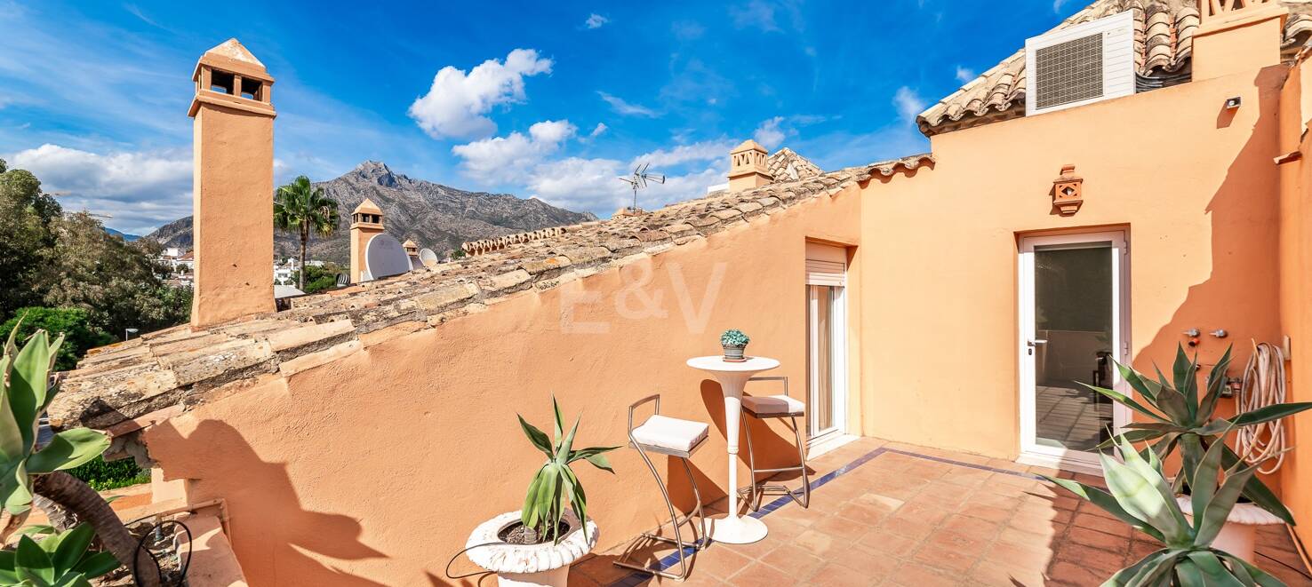 Spacious Townhouse Close to the Beach with Private Pool in Lomas de Puente Romano