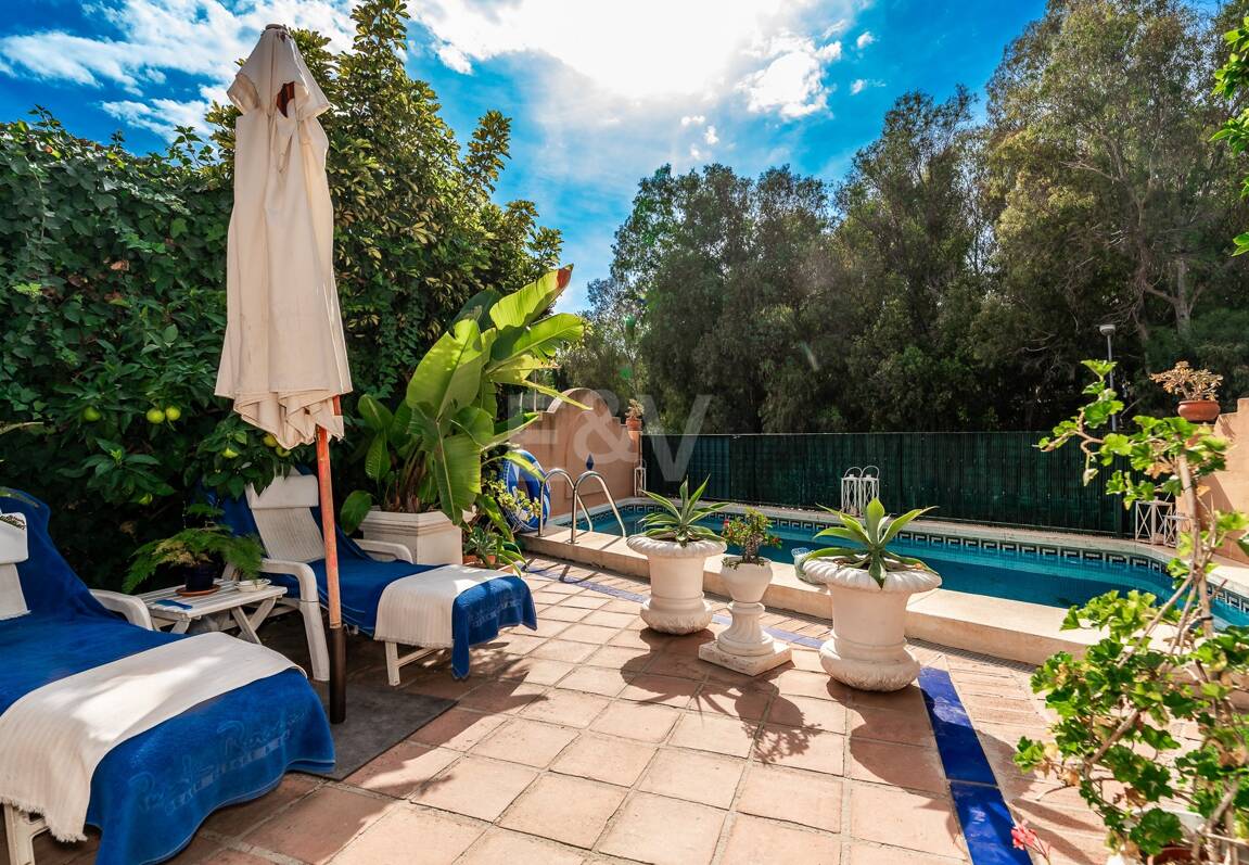 Spacieuse maison de ville près de la BEach avec piscine privée