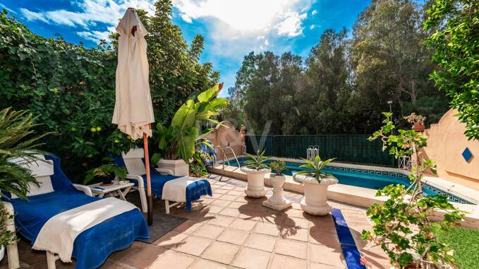 Przestronne Townhouse Blisko plaży z prywatnym basenem w Lomas de Puente Romano