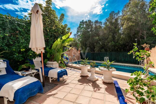 Spacieuse maison de ville près de la BEach avec piscine privée