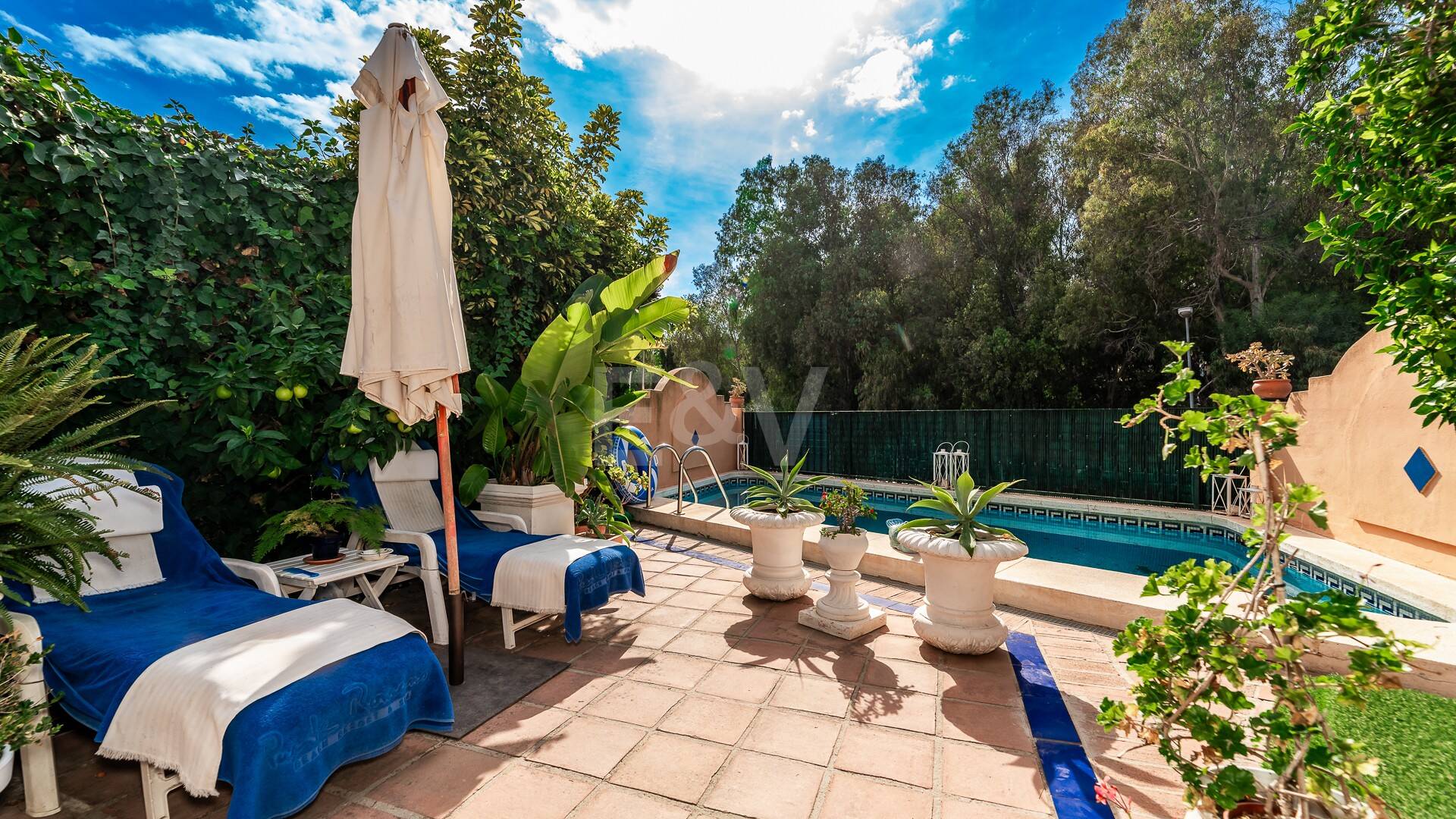 Spacieuse maison de ville près de la BEach avec piscine privée