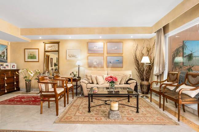 Spacieuse maison de ville près de la BEach avec piscine privée