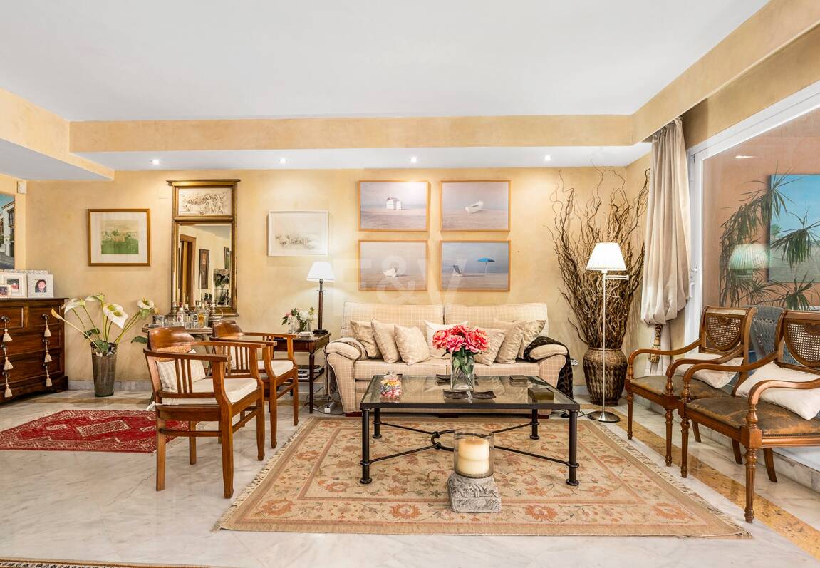 Spacieuse maison de ville près de la BEach avec piscine privée