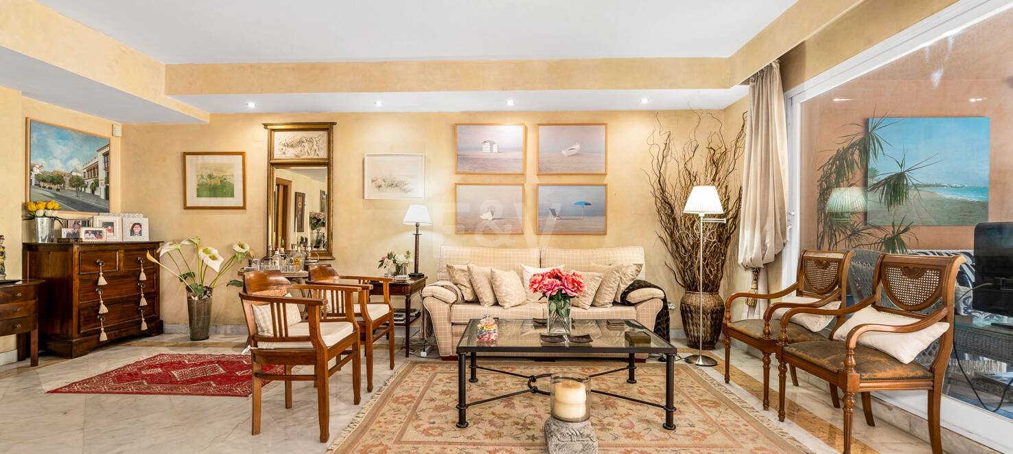 Spacious Townhouse Close to the Beach with Private Pool in Lomas de Puente Romano