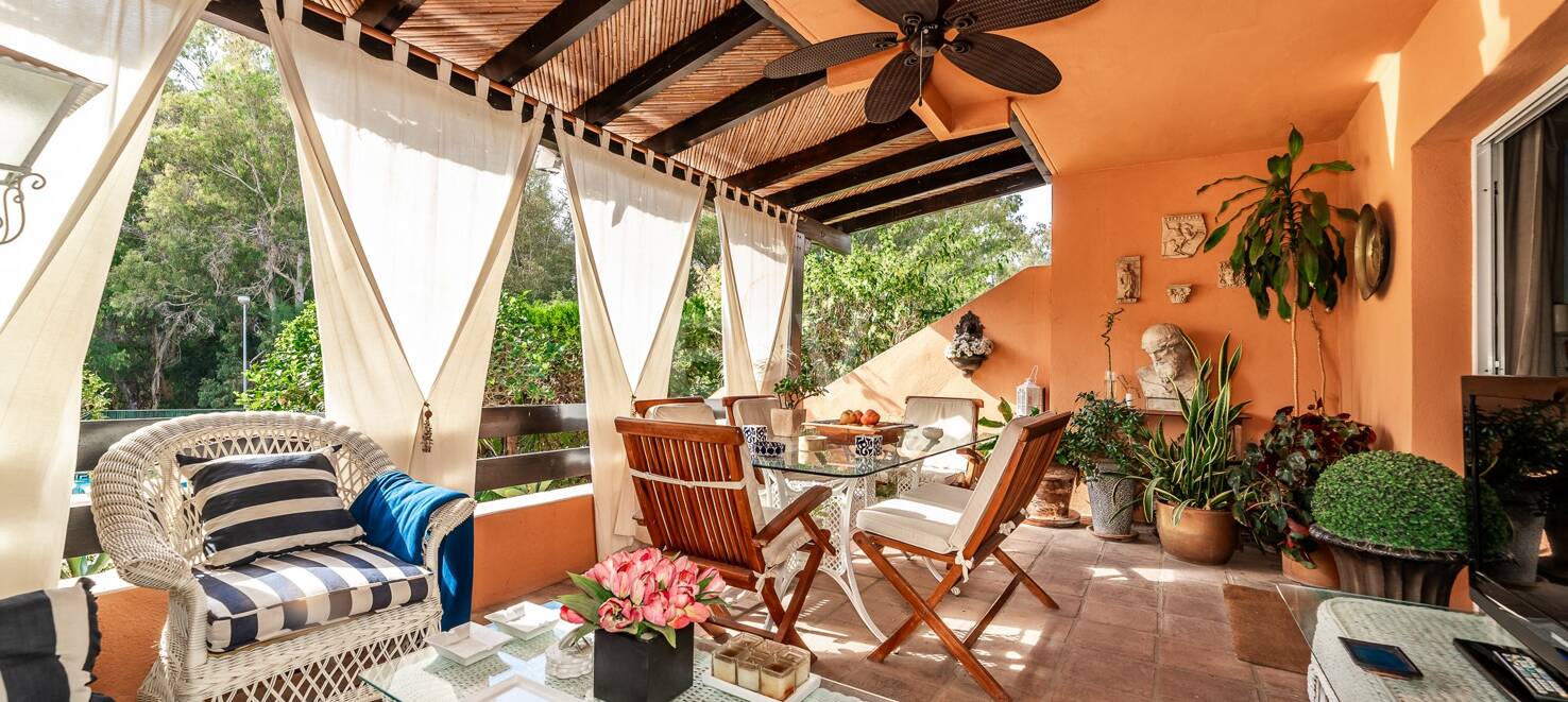 Spacious Townhouse Close to the Beach with Private Pool in Lomas de Puente Romano