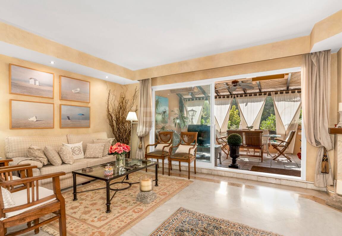 Spacieuse maison de ville près de la BEach avec piscine privée