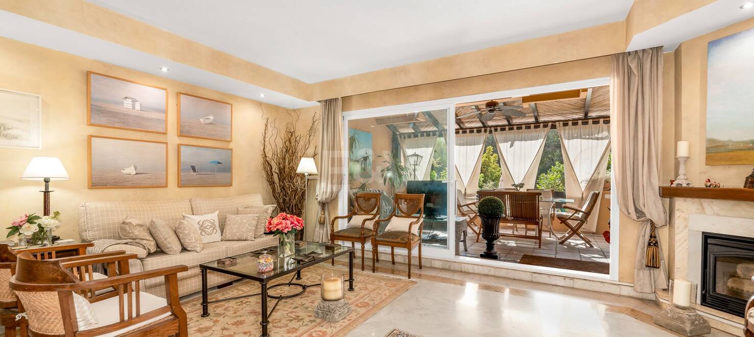 Spacious Townhouse Close to the Beach with Private Pool in Lomas de Puente Romano