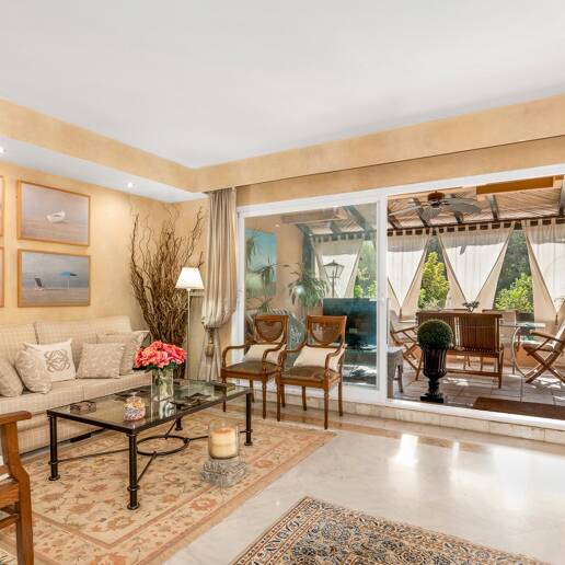 Spacious Townhouse Close to the Beach with Private Pool in Lomas de Puente Romano