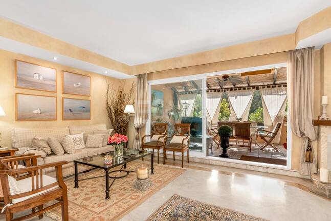 Spacieuse maison de ville près de la BEach avec piscine privée