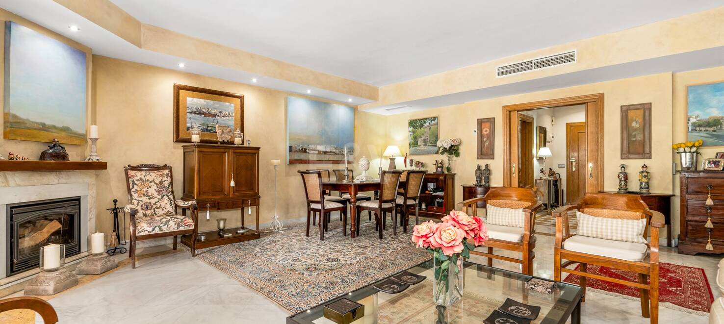 Spacious Townhouse Close to the Beach with Private Pool in Lomas de Puente Romano