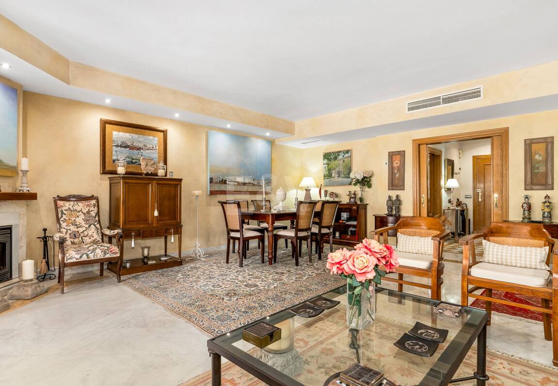 Spacieuse maison de ville près de la BEach avec piscine privée