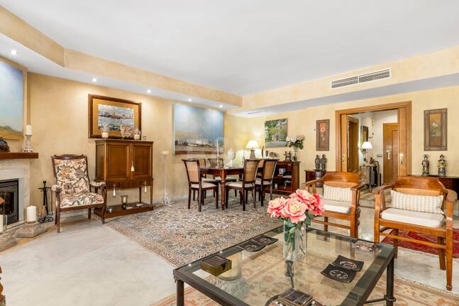 Spacieuse maison de ville près de la BEach avec piscine privée