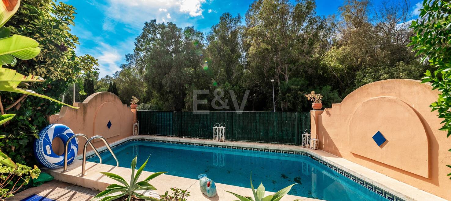 Spacious Townhouse Close to the Beach with Private Pool in Lomas de Puente Romano
