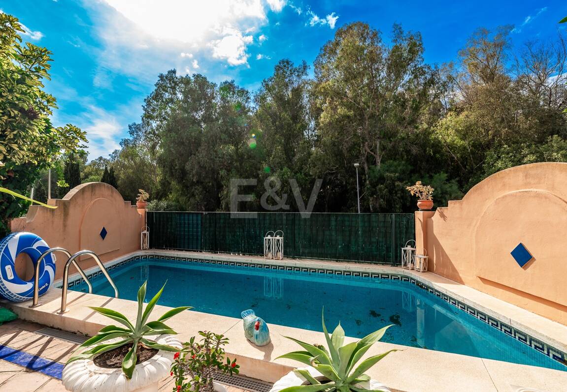 Spacieuse maison de ville près de la BEach avec piscine privée