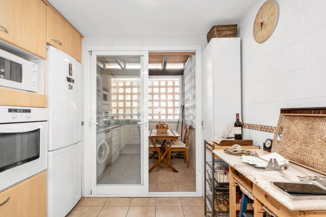 Spacieuse maison de ville près de la BEach avec piscine privée