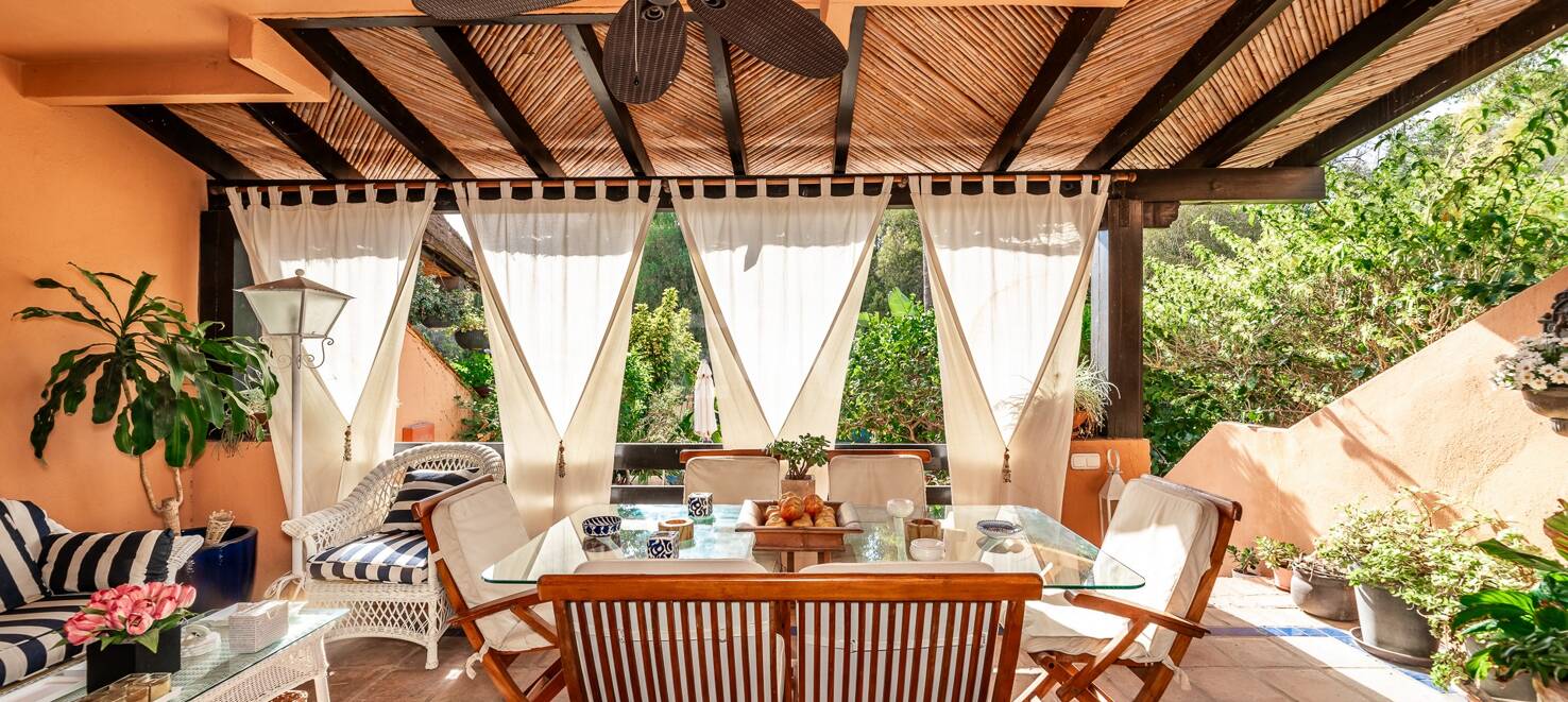 Spacious Townhouse Close to the Beach with Private Pool in Lomas de Puente Romano