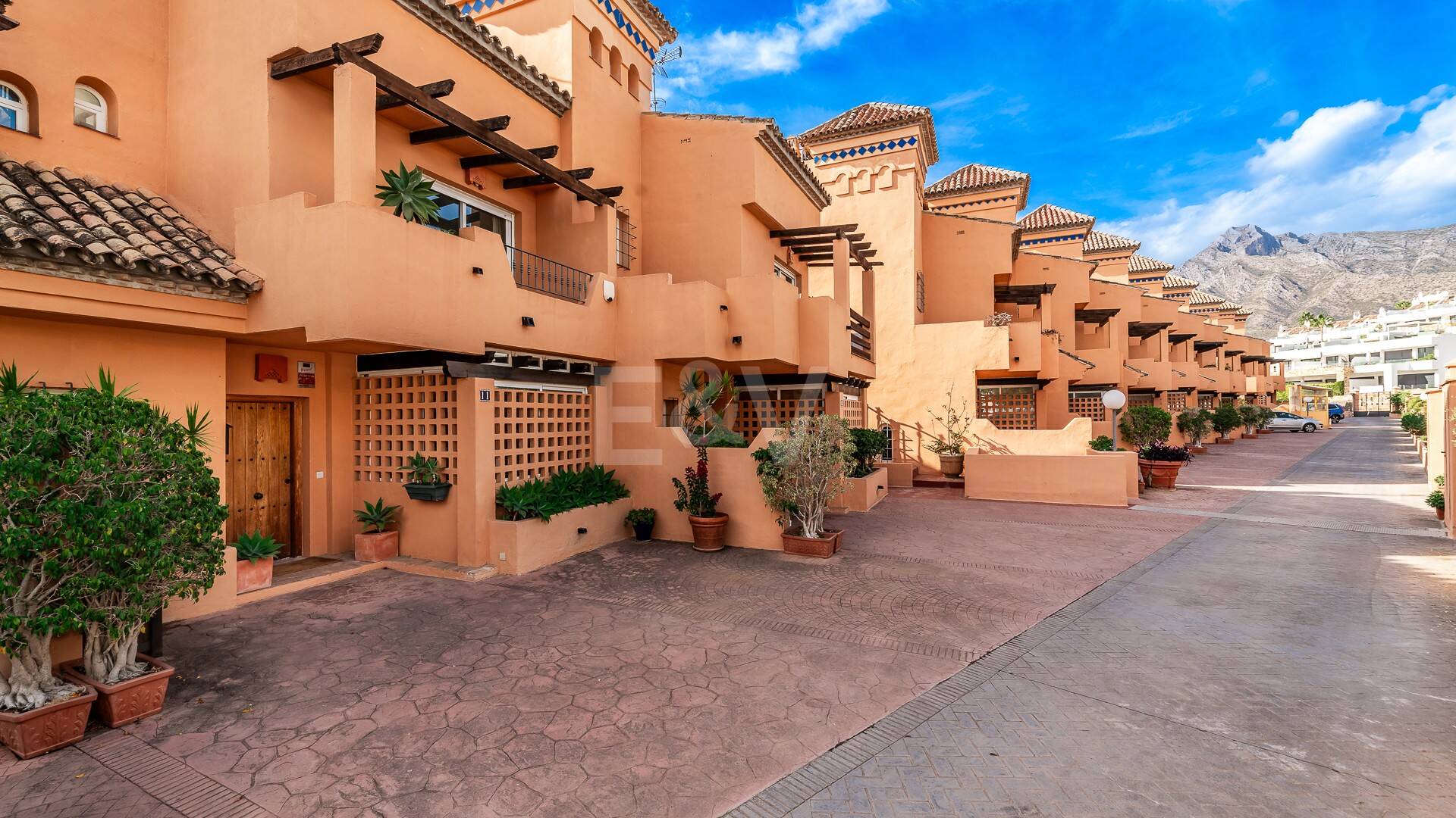 Spacieuse maison de ville près de la BEach avec piscine privée