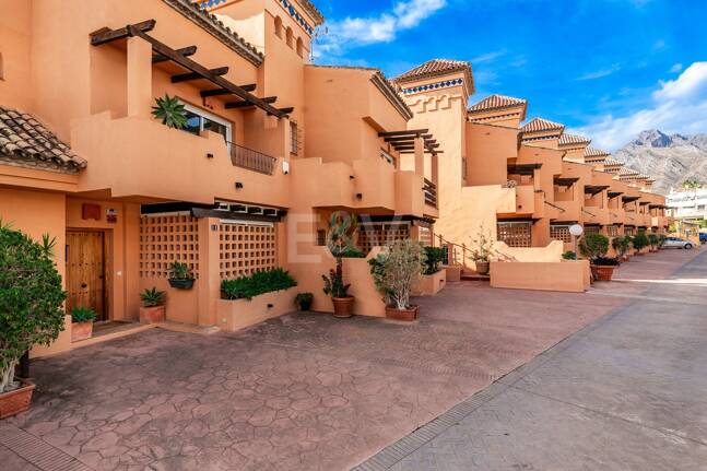 Spacieuse maison de ville près de la BEach avec piscine privée