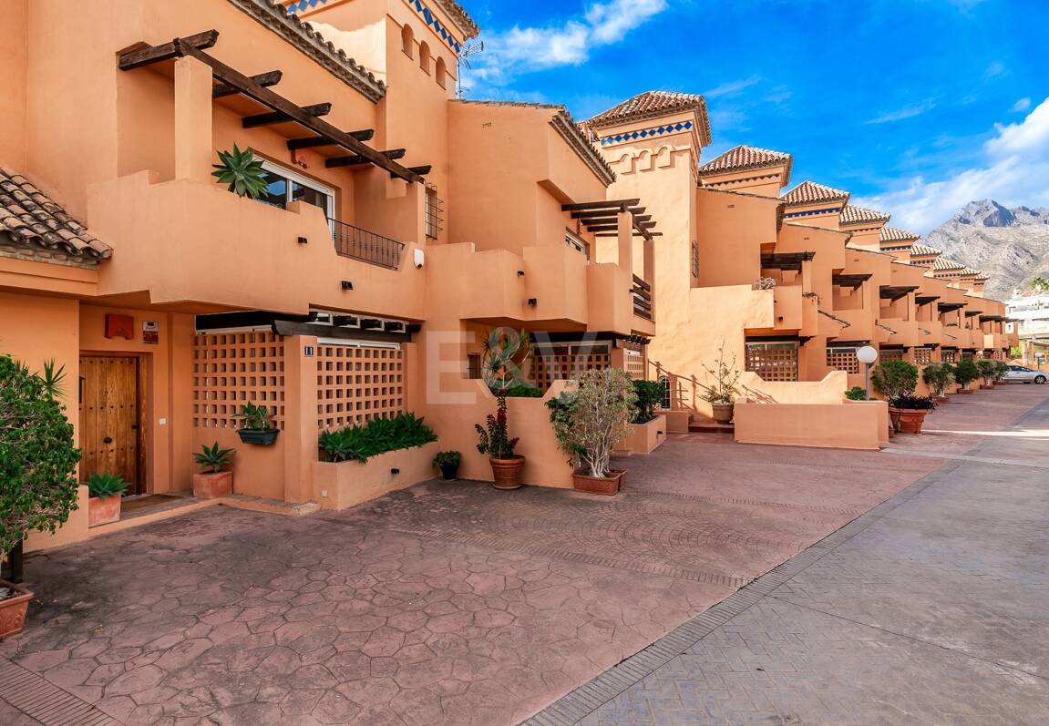 Spacieuse maison de ville près de la BEach avec piscine privée