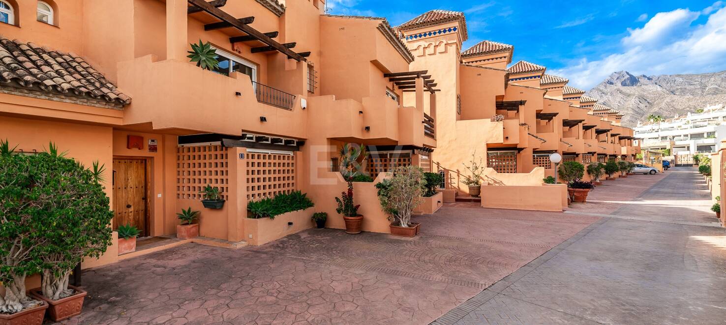 Spacious Townhouse Close to the Beach with Private Pool in Lomas de Puente Romano